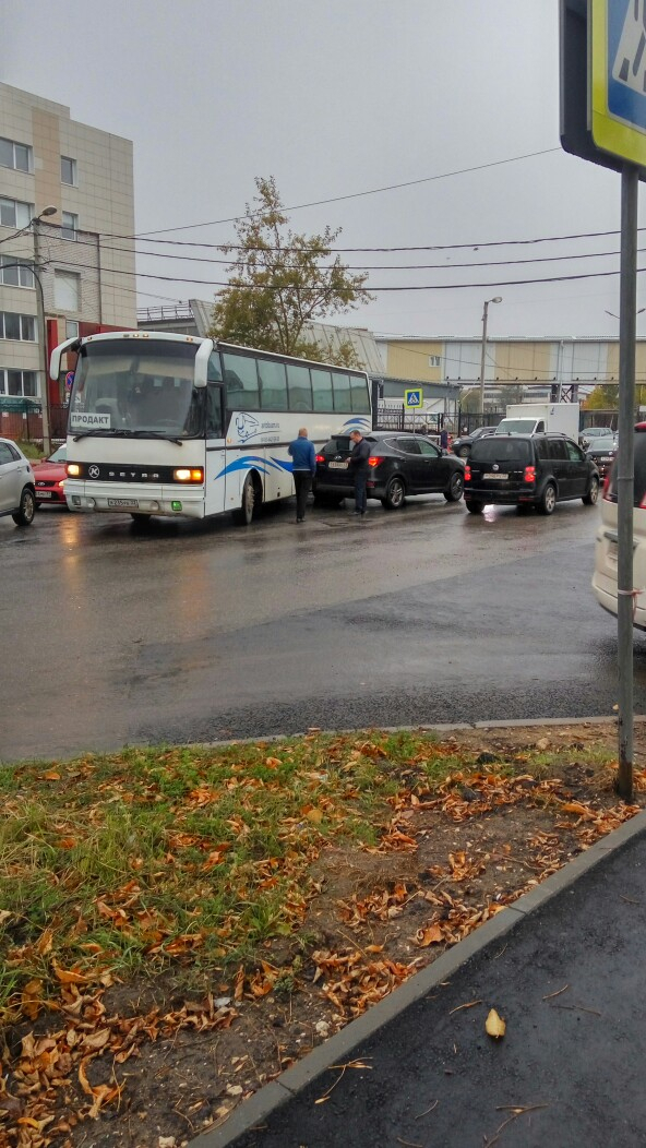 Авария на Рокадной: автобус задел легковушку