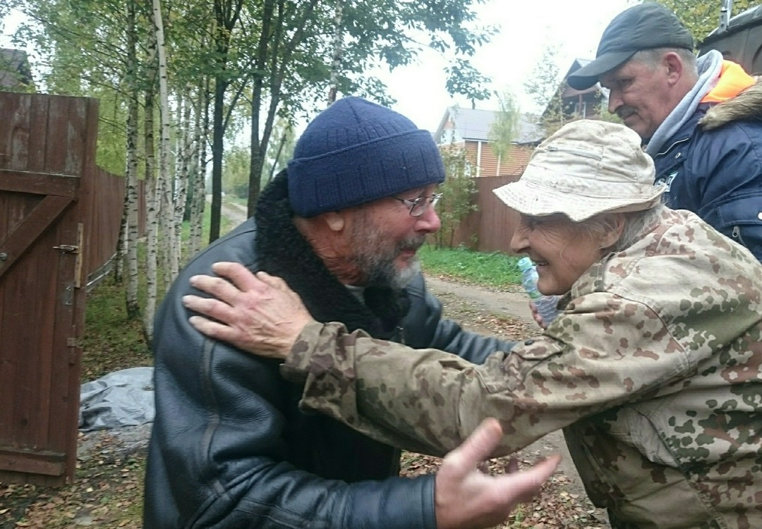 Найдена, жива: волонтеры спасли в лесу пропавшую пенсионерку