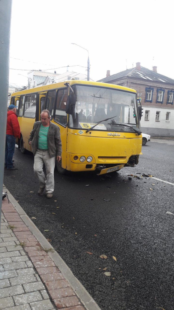 На Гагарина легковушка столкнулась с автобусом, есть пострадавшие