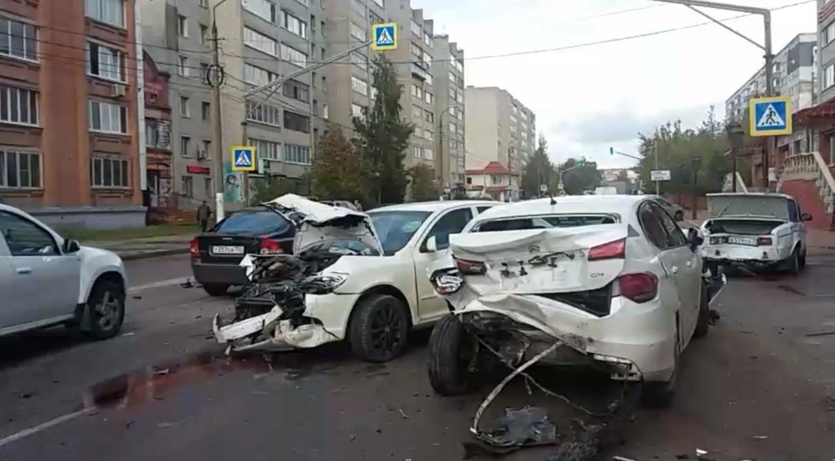 Массовое ДТП в Александрове: девушка собрала вереницу поврежденных авто