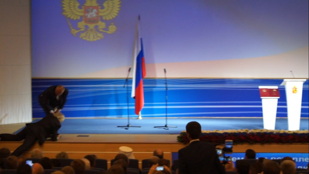 Жириновский упал, поднимаясь на сцену во время инаугурации губернатора