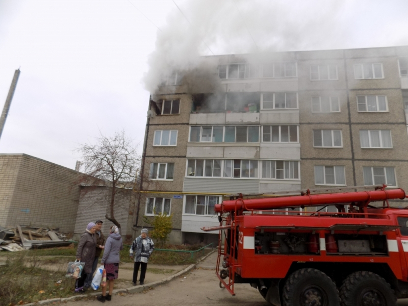 На пожаре в Лакинске спасатели эвакуировали 20 человек