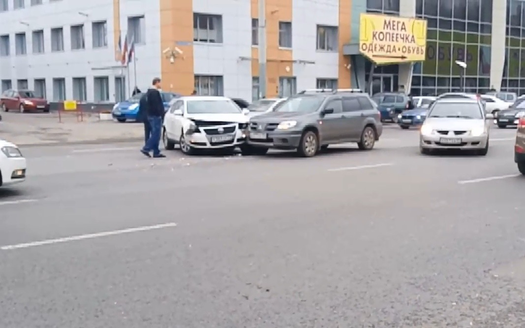 ДТП на Б. Нижегородской: немецкий автомобиль столкнулся с японским
