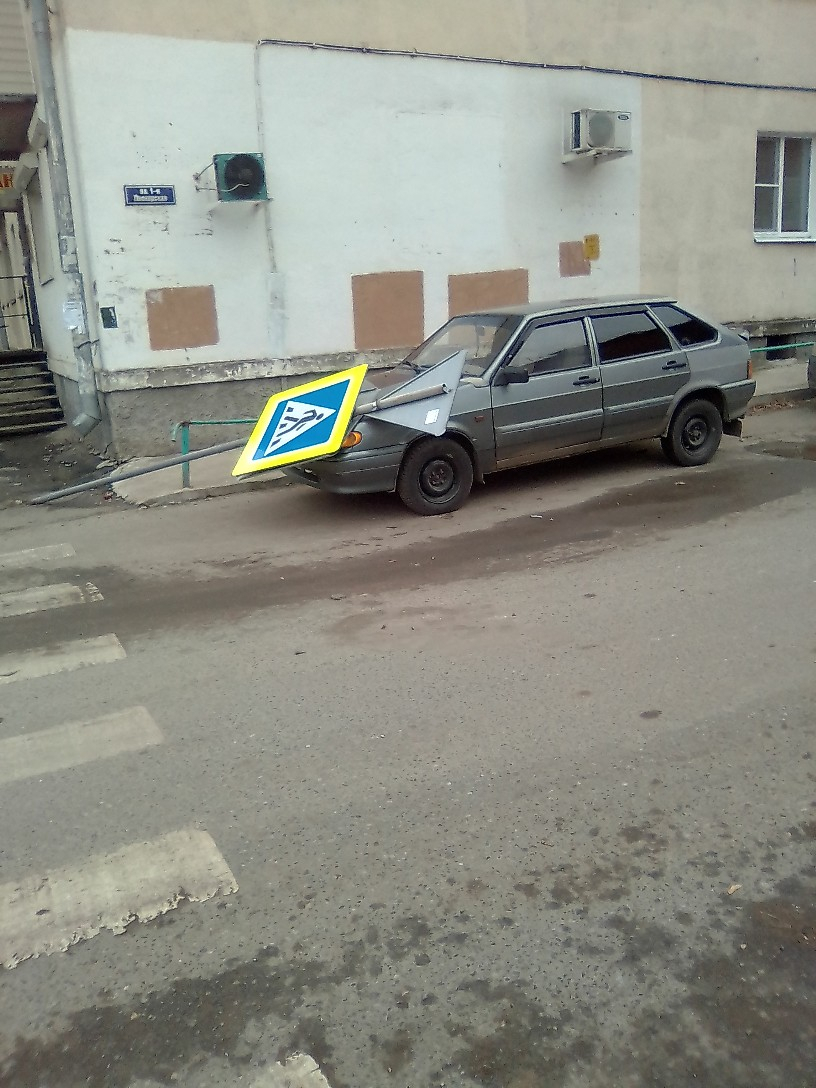 Очередной дорожный знак во Владимире прилег отдохнуть