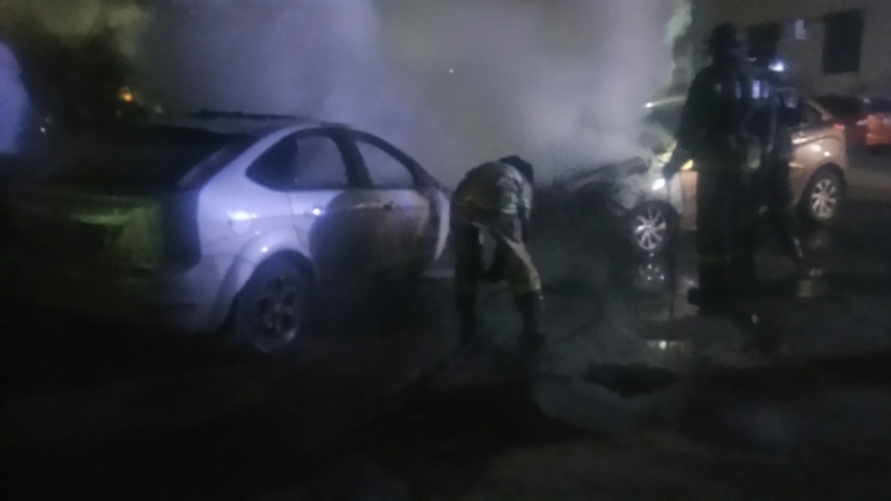 Камеры зафиксировали предполагаемых поджигателей авто в Александрове (видео)