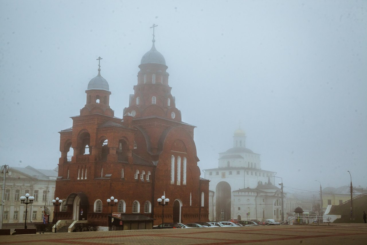 Владимир накрыл густой туман: фоторепортаж