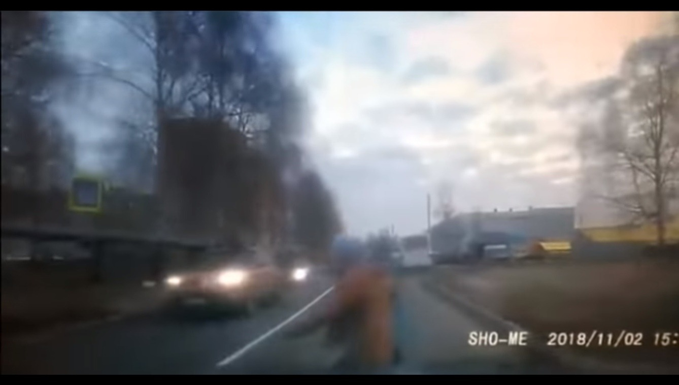 В Коврове автомобиль сбил женщину с ребенком на "зебре" (видео)