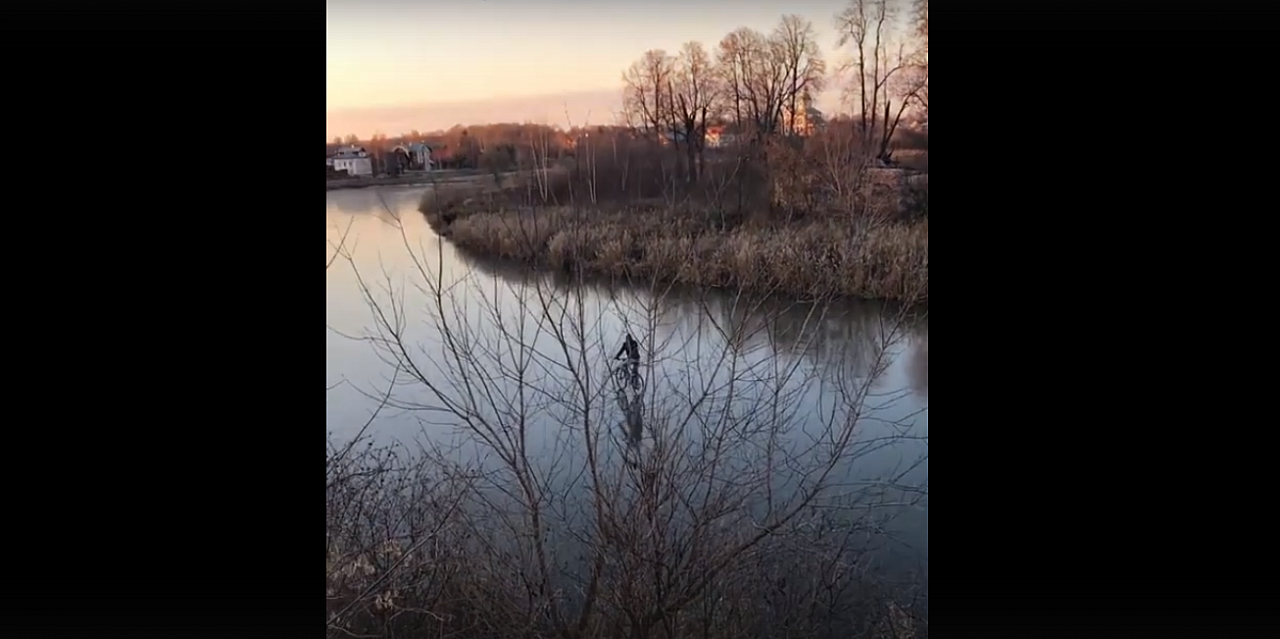 В Суздале мужчина промчался на велосипеде по замерзшей реке (видео)