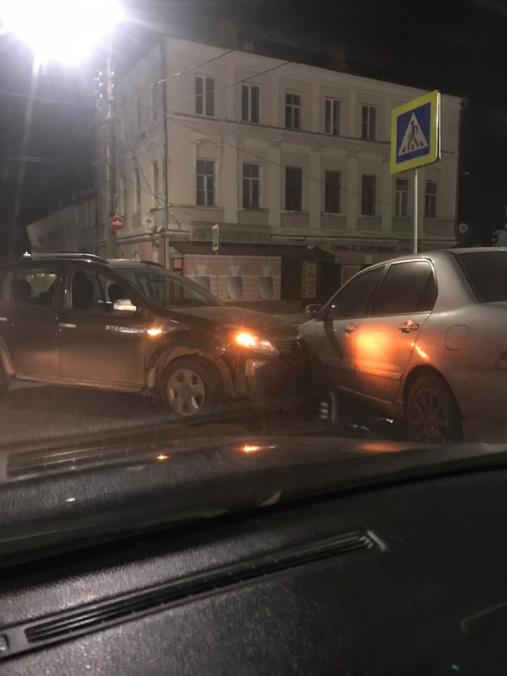Вчера вечером в центре Владимира столкнулись три легковых авто