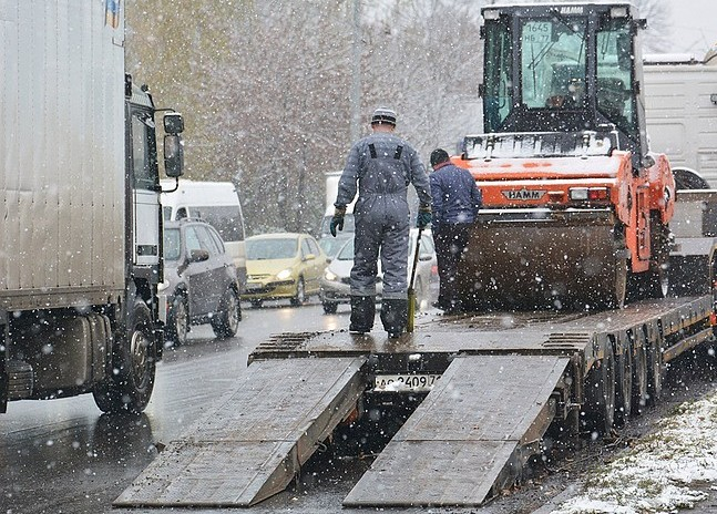 Владимирцы возмущены укладкой асфальта поверх снега на Пекинке