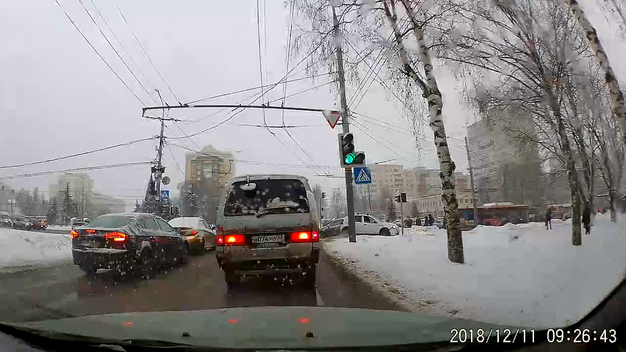 Во Владимире таксист влетел в легковушку, стоявшую на светофоре (видео)