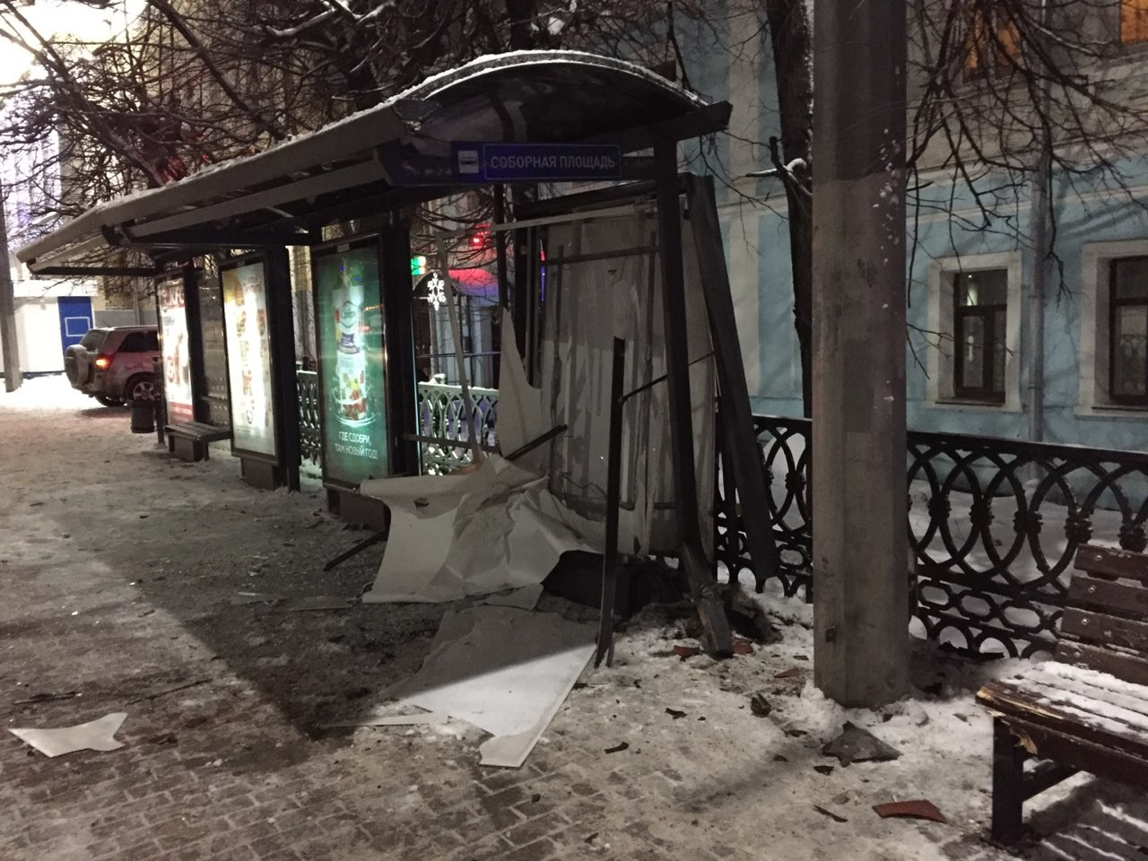 В центре Владимира автоледи влетела в остановку