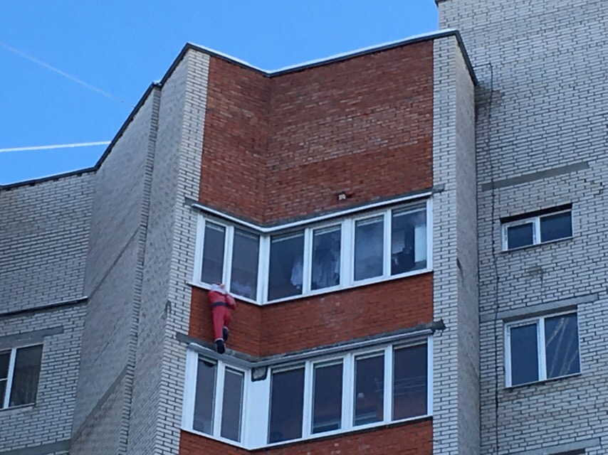 Во Владимире был замечен Дед Мороз, свисающий с балкона многоэтажки