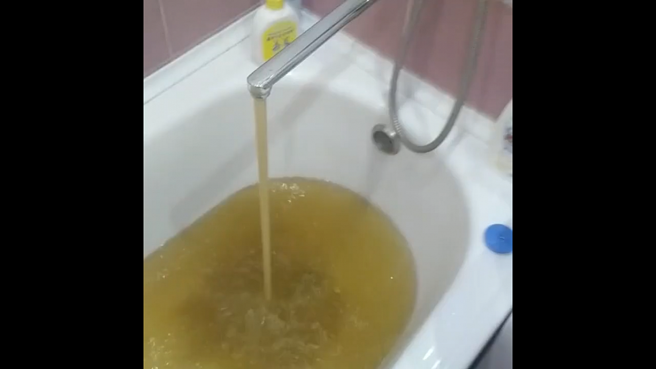 Из владимирских кранов продолжает течь грязная вода (видео)