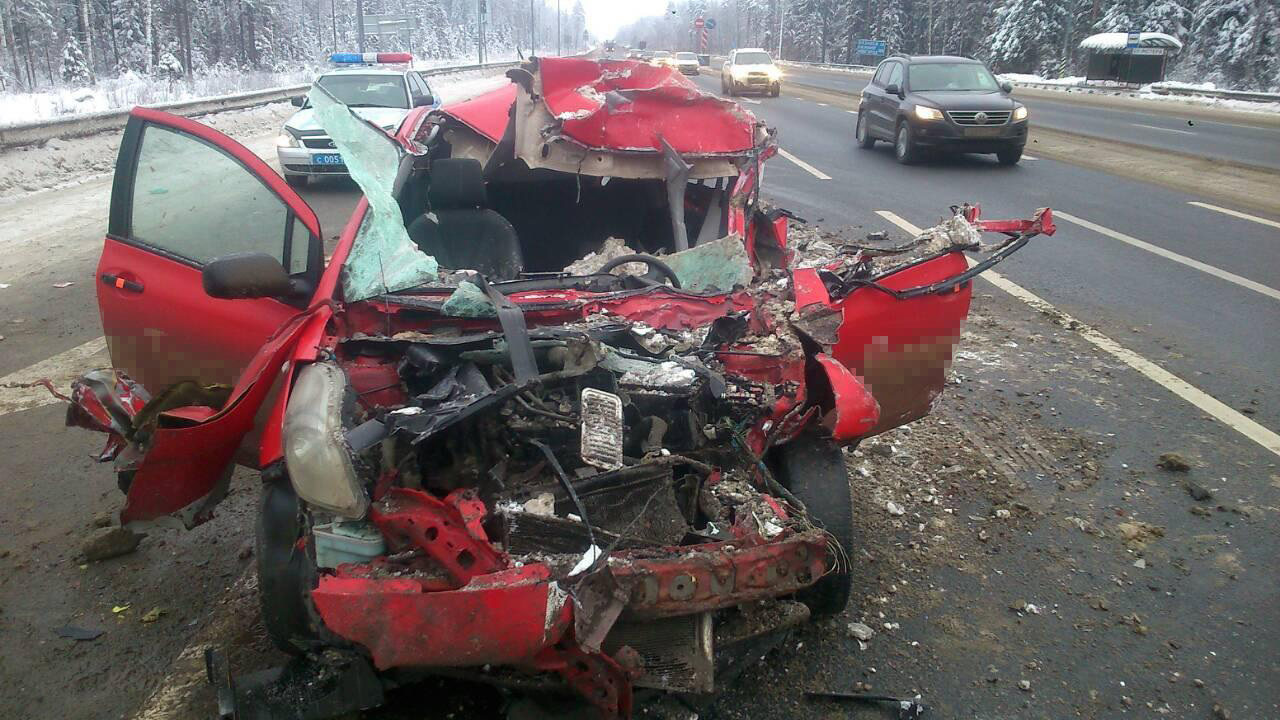 Страшная авария во Владимирской области: легковушка «догнала» фуру