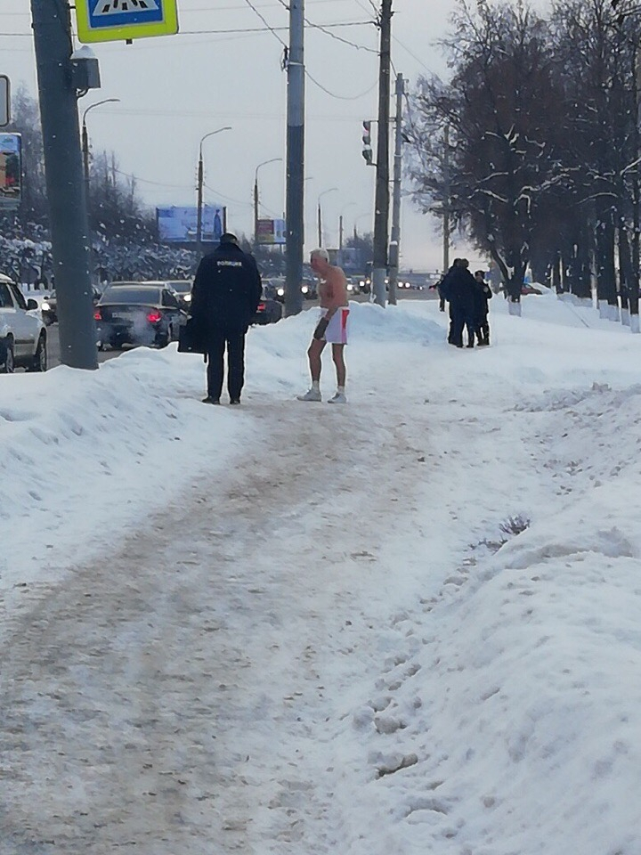 Владимирцы поддерживают полуголого мужчину, который бегает в мороз