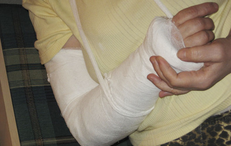 Из-за долгов букмекеру подросток сломал бабуле руку, чтобы украсть её сумку