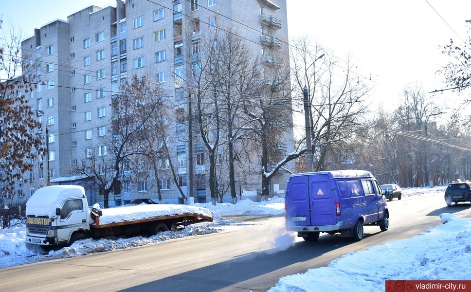 «Подснежники» мешают уборке: Владимир пытаются очистить от избытка снега