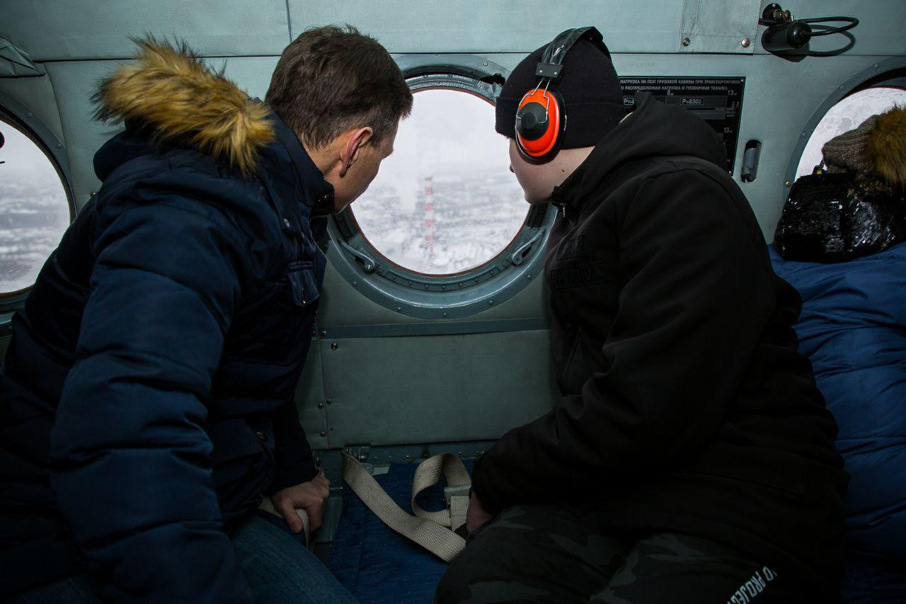 Владимир Сипягин исполнил мечту больного мальчика полетать на вертолёте МЧС