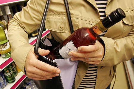В Александрове приезжую женщину поймали на краже бутылок элитного алкоголя