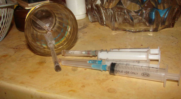 Житель Коврова приглашал гостей употреблять кое-что запрещенное