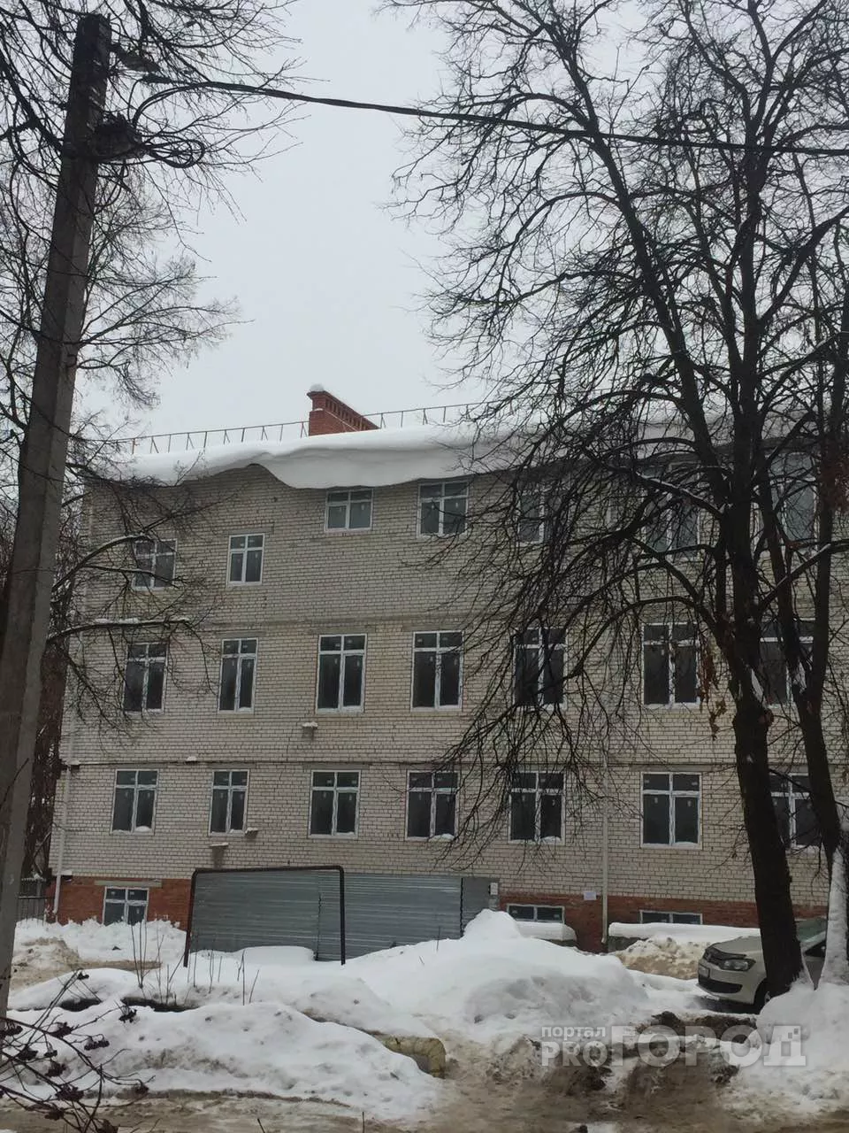 Фото к статье: Жители улицы Мира боятся, что дети пострадают от свисающих с крыш глыб льда