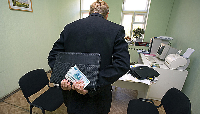 Адвокат хотел вызволить своего подзащитного из колонии, а теперь сядет сам