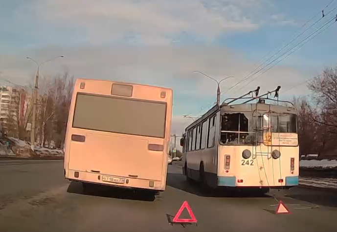 Вчера во Владимире автобус столкнулся с троллейбусом