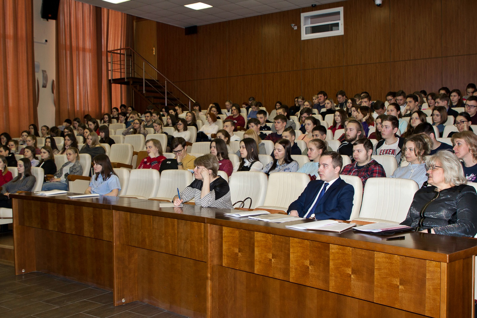 Владимирских студентов готовят к суровому будущему: льготы, ипотека, семья