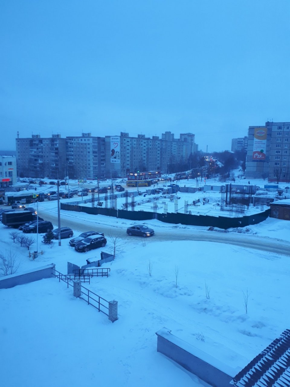 Улица Нижняя Дуброва встала в пробку из-за буксующих автомобилей и погоды