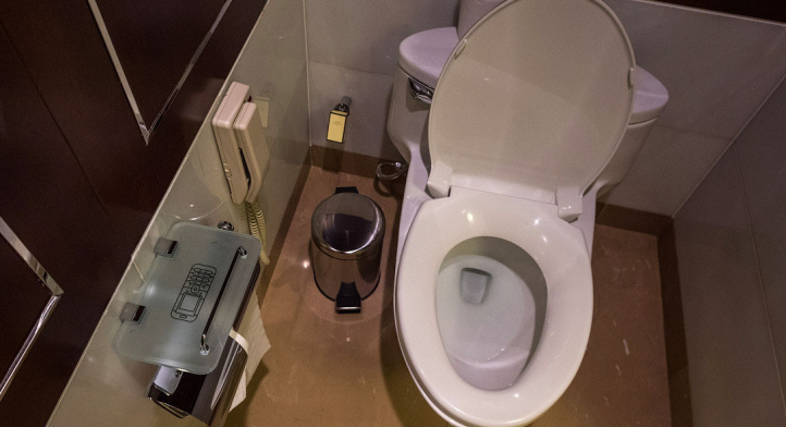 Сотрудника СПбГУ задержали после установки скрытой камеры в женском туалете