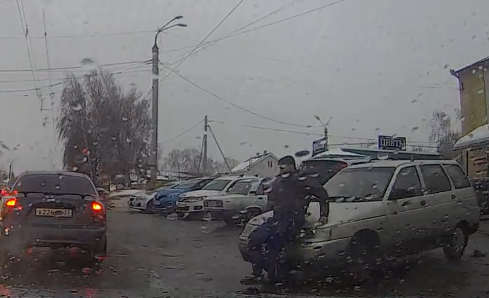 В Коврове водителя "подтолкнул" собственный автомобиль (видео)