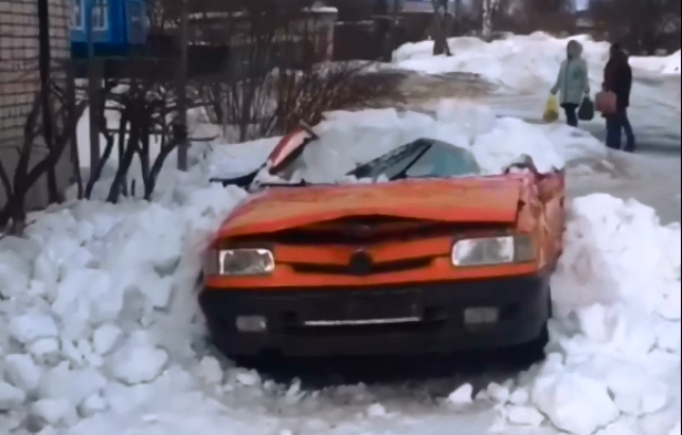 В Вязниках глыба льда с крыши расплющила припаркованный автомобиль (видео)