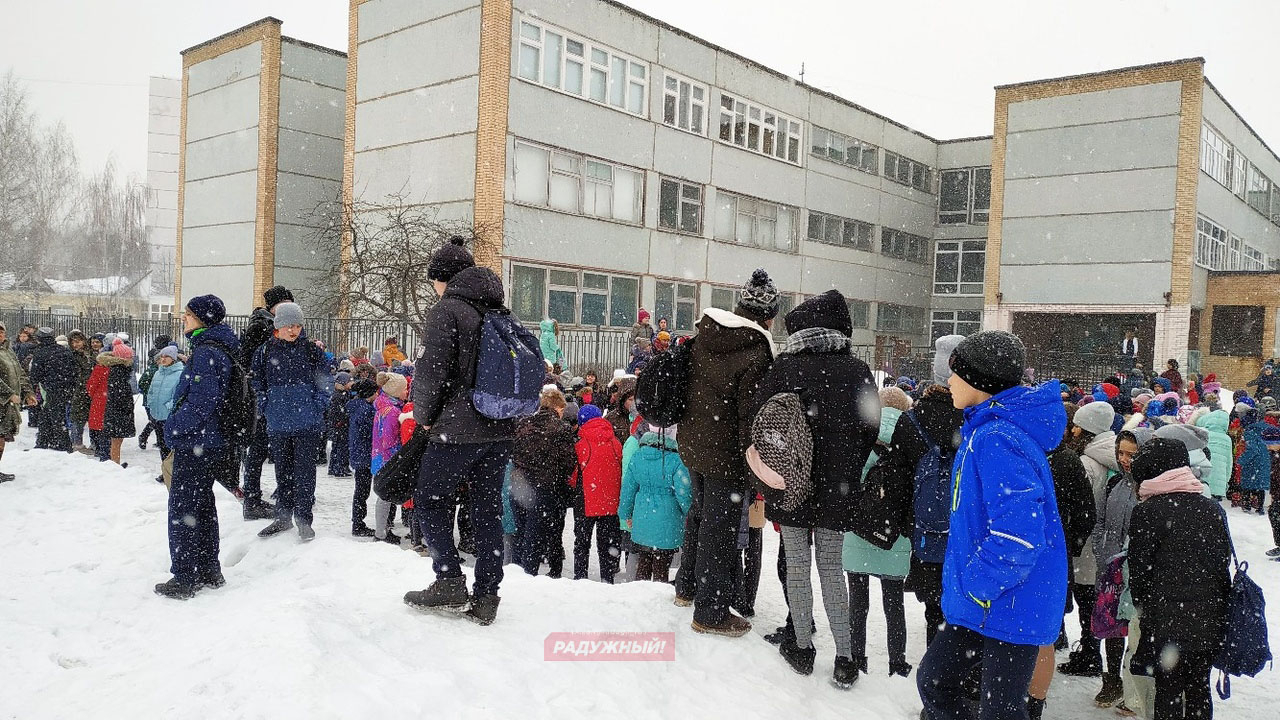 Школу в Радужном эвакуировали из-за звонка о "бомбе"
