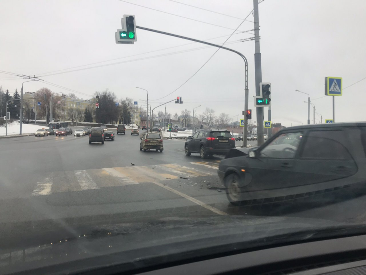 Во Владимире на Лыбедской магистрали столкнулись два легковых автомобиля
