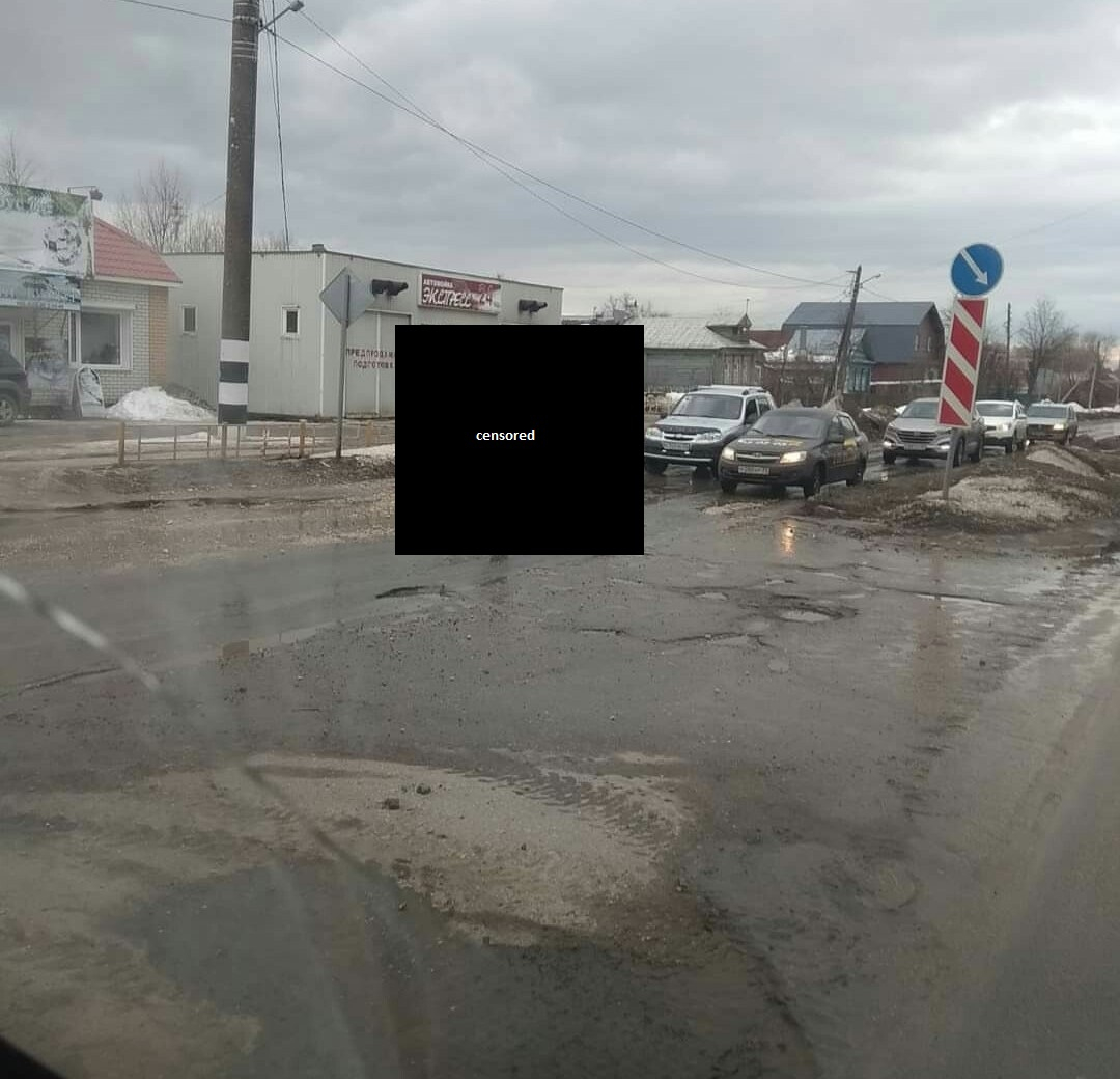 В Коврове из-за некачественной дороги автомобиль провалился в яму