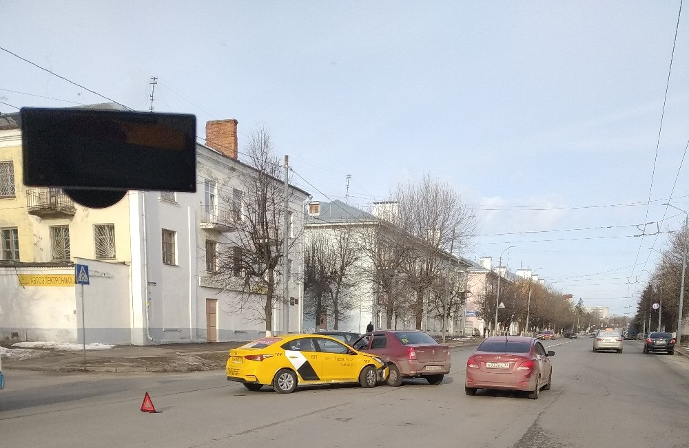 Во Владимире известное такси столкнулось с легковушкой