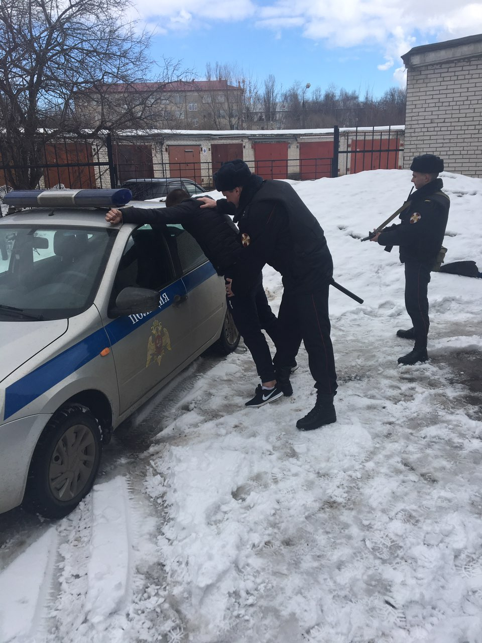 Росгвардейцы задержали подозреваемого в хранении наркотиков во Владимире