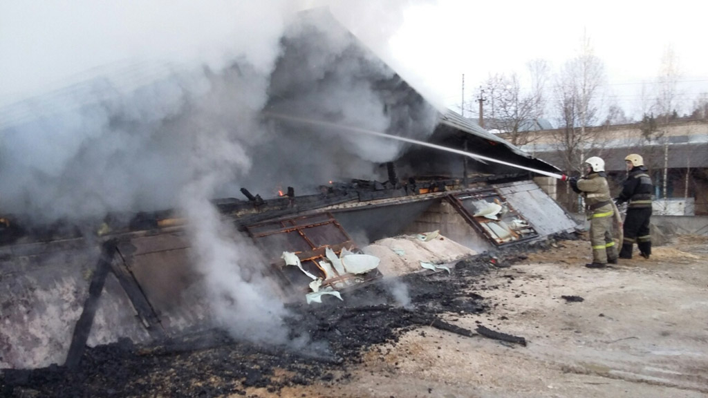 В поселке Мелехово Ковровского района сгорел цех по изготовлению дверей