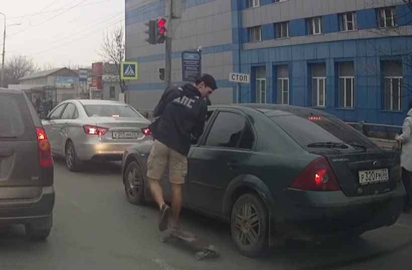 Владимирский скейтер в куртке "ДПС" вызвал переполох в соцсетях