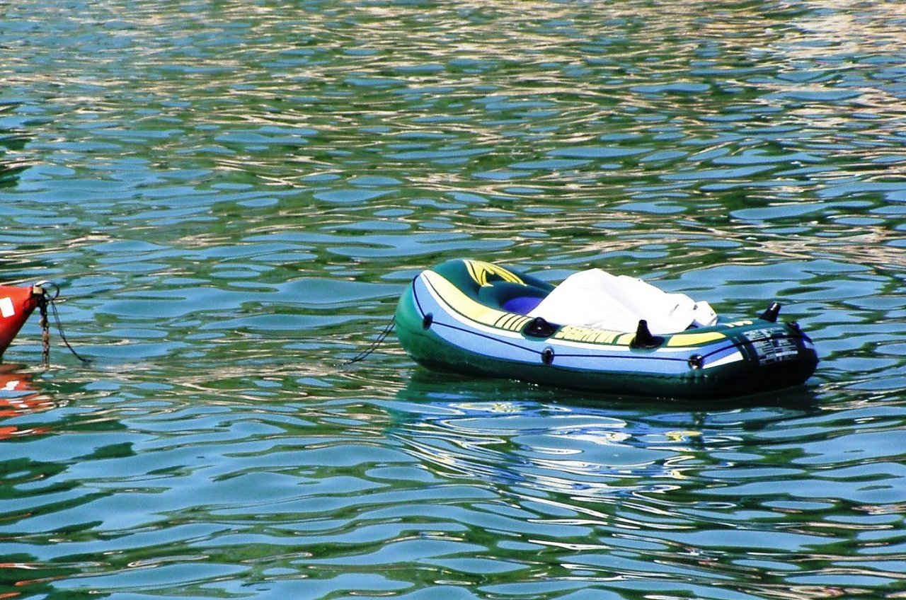 Житель Струнино попытался "уплыть" от финансовых проблем на надувной лодке