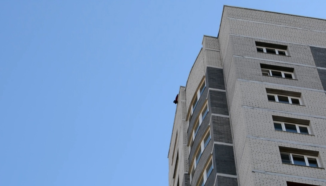 Ковровский спасатель не дал девушке упасть с крыши многоэтажки