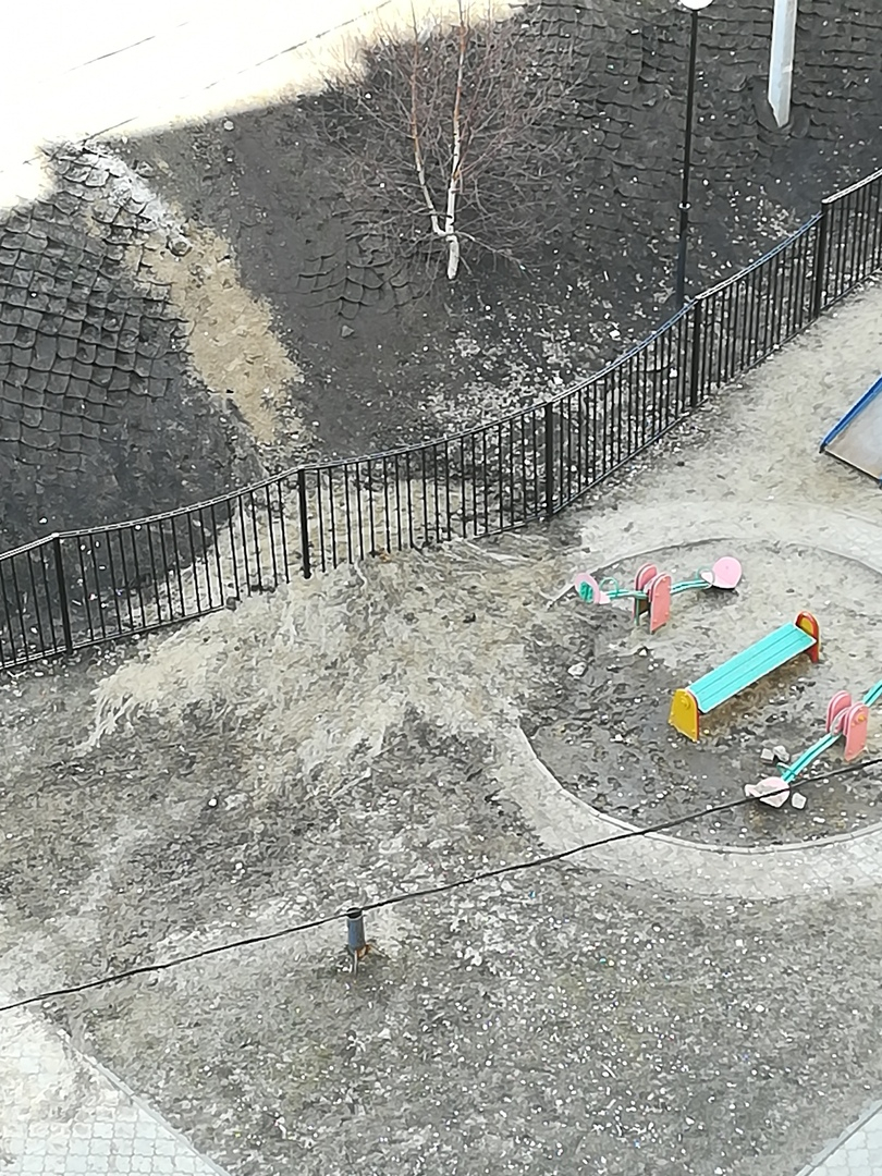 Земля с территории новой школы в 8ЮЗ утекла на детскую площадку