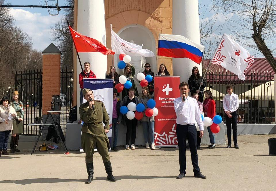 Волонтеры-медики устроили концерты возле владимирских больниц