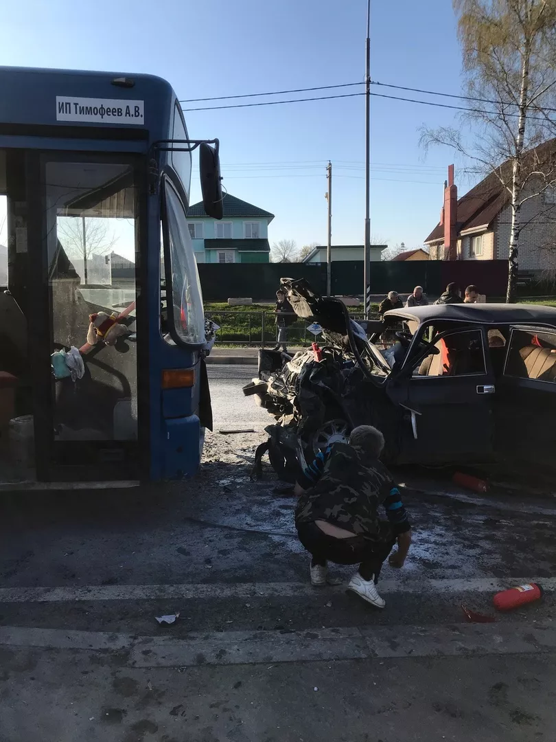 Фото к статье: Лобовое столкновение легковушки и автобуса под Владимиром: есть пострадавший