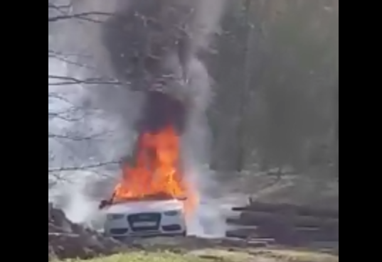 Audi A5 не смогла уехать из Доброграда и сгорела (видео)
