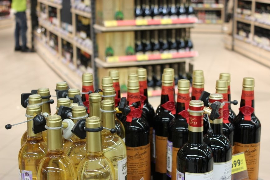 Более половины торгующих алкоголем делают это с нарушениями
