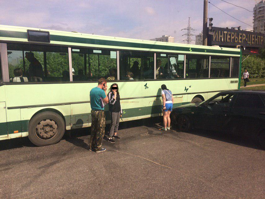 Во Владимире автомобиль врезался в автобус, образовав пробку