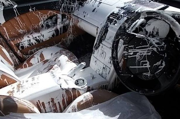 Хулиган разбил стекло "Мазды" и залил салон белой краской в Суздальском районе