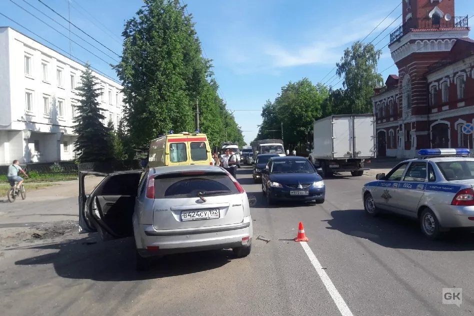 Фото к статье: В Коврове два «Форда» не поделили дорогу